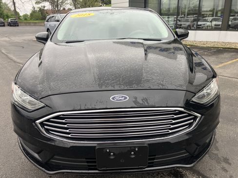 Used 2018 Ford Fusion SE w/ Fusion SE Technology Package FWD image 2