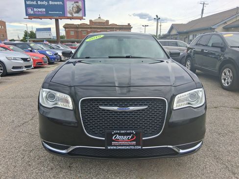Used 2019 Chrysler 300 Touring AWD/4WD image 4