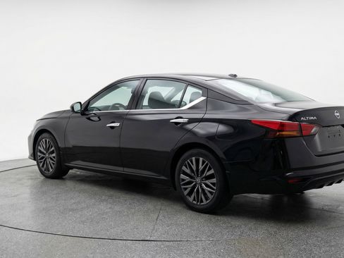 Used 2025 Nissan Altima 2.5 SV image 6