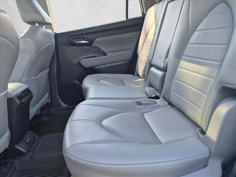 Used 2023 Toyota Highlander XLE FWD image 17