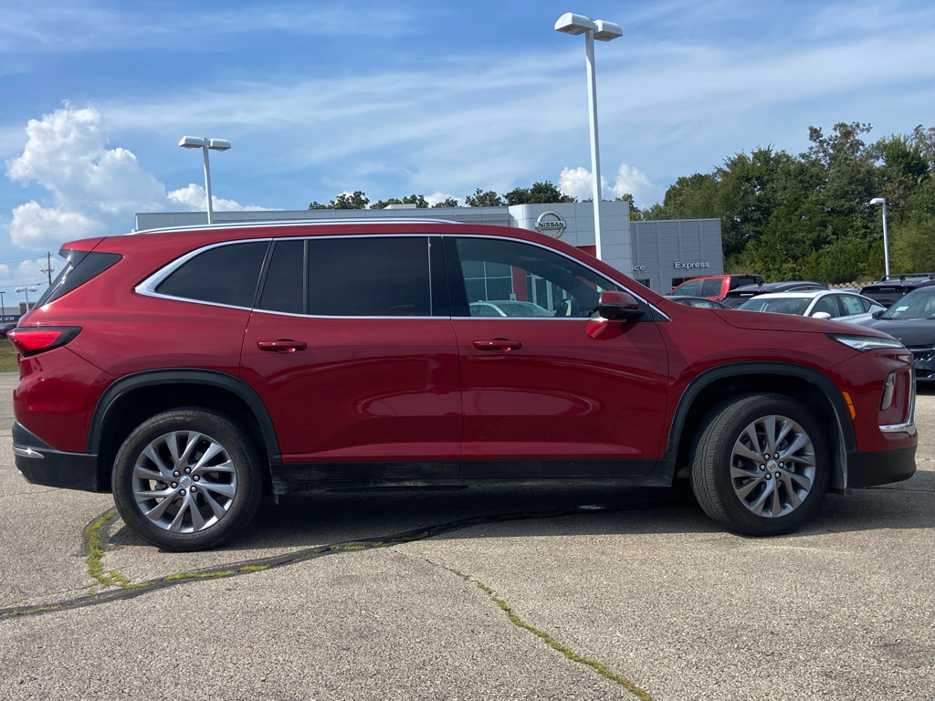 Used 2025 Buick Enclave Preferred AWD/4WD image 2