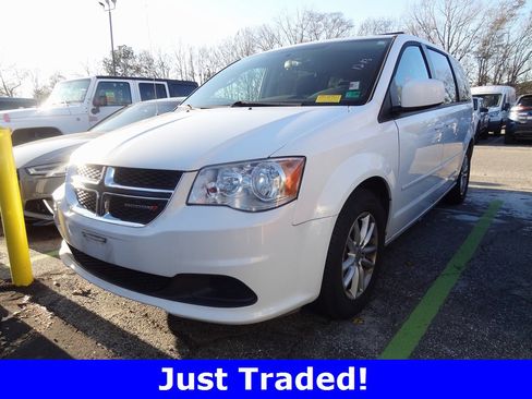 Used 2016 Dodge Grand Caravan SXT image 3