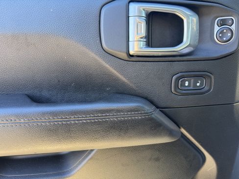 Used 2020 Jeep Wrangler Unlimited Sahara image 9