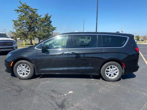 Used 2022 Chrysler Voyager LX image 4