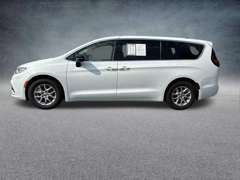 Used 2024 Chrysler Pacifica Touring-L FWD image 2