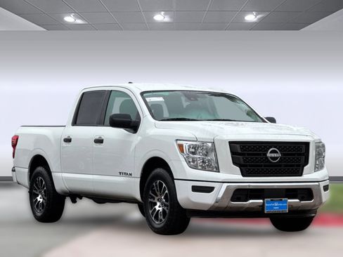 Used 2023 Nissan Titan SV image 6