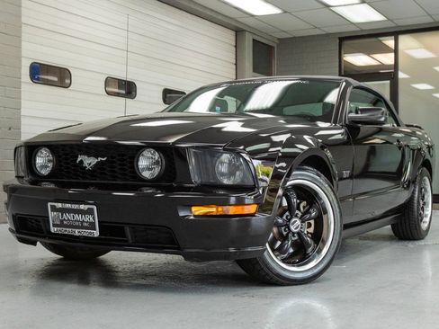 Used 2005 Ford Mustang GT RWD image 2