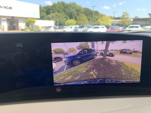 Used 2024 Cadillac XT4 Luxury w/ Cold Weather Package FWD image 6