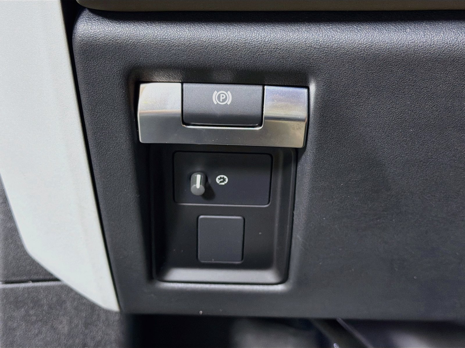 Used 2024 Land Rover Defender 110 SE AWD/4WD image 11