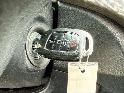 Used 2017 Hyundai Santa Fe SE image 9