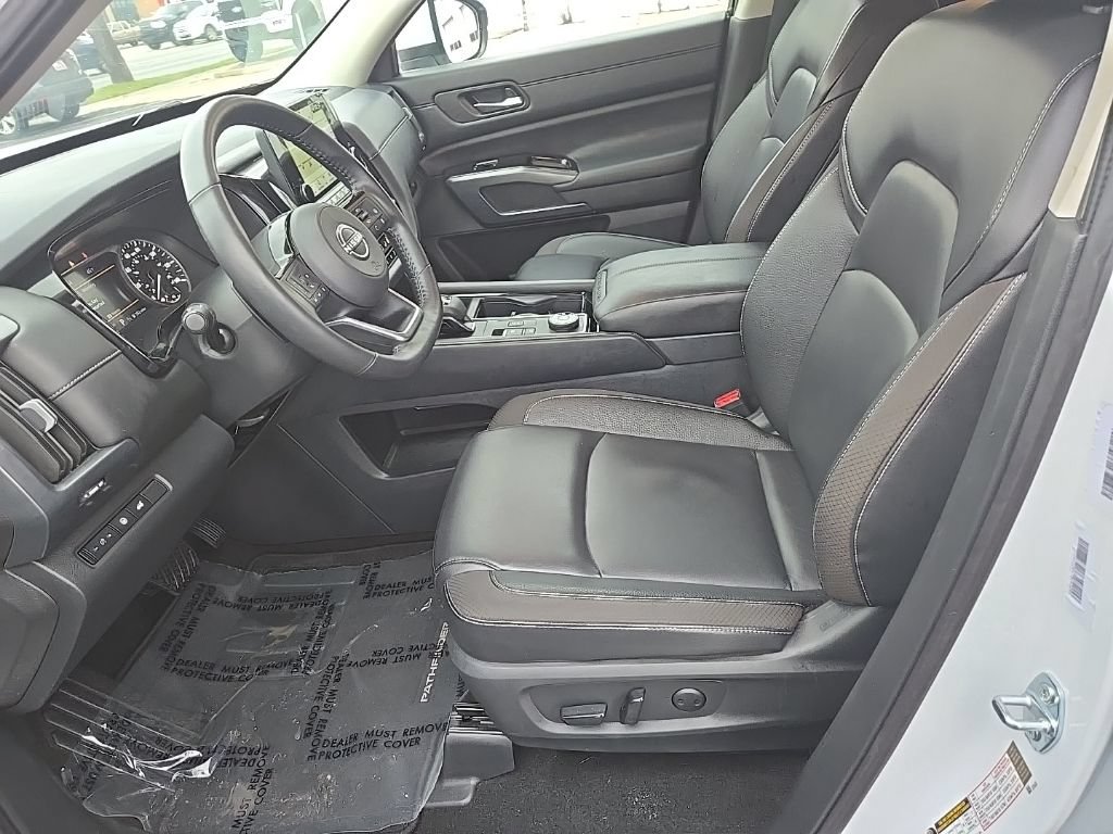 Used 2025 Nissan Pathfinder SL AWD/4WD image 12