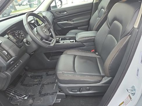 Used 2025 Nissan Pathfinder SL AWD/4WD image 12