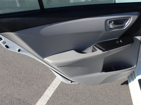 Used 2017 Toyota Camry SE w/ Moonroof Package image 43