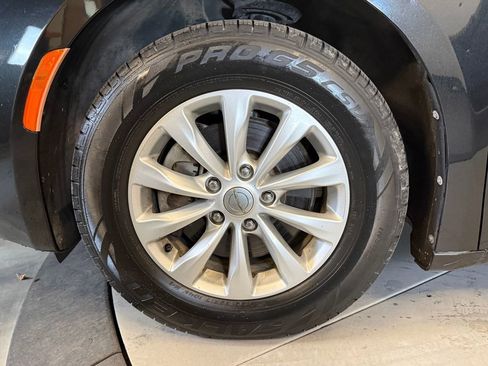 Used 2017 Chrysler Pacifica Touring image 24