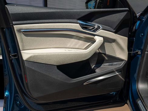 Used 2022 Audi e-tron Premium Plus w/ Premium Plus Package image 23