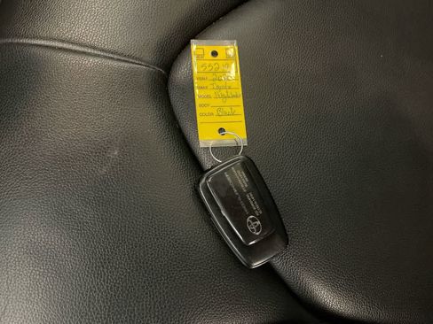 Used 2020 Toyota Highlander XLE image 28