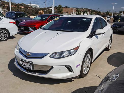 Used 2018 Chevrolet Volt Premier w/ Driver Confidence Package FWD image 3