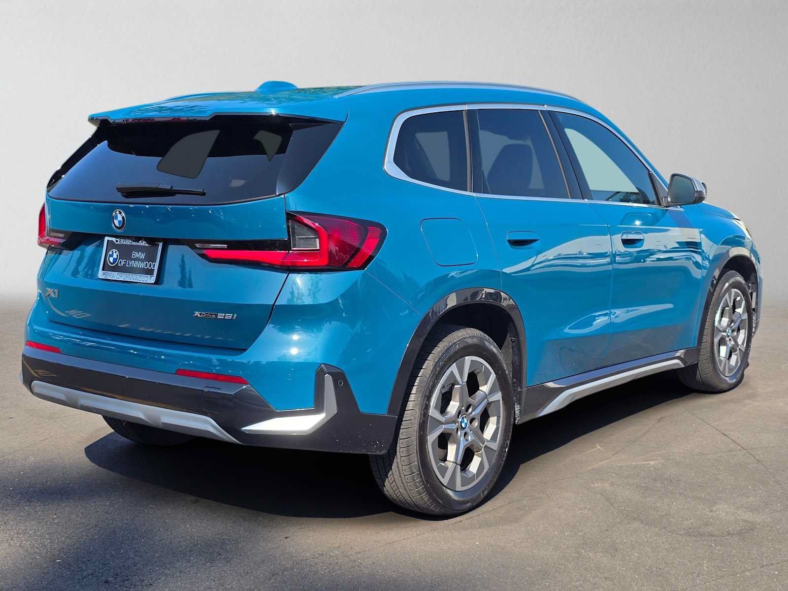 Used 2024 BMW X1 xDrive28i w/ Convenience Package AWD/4WD image 3