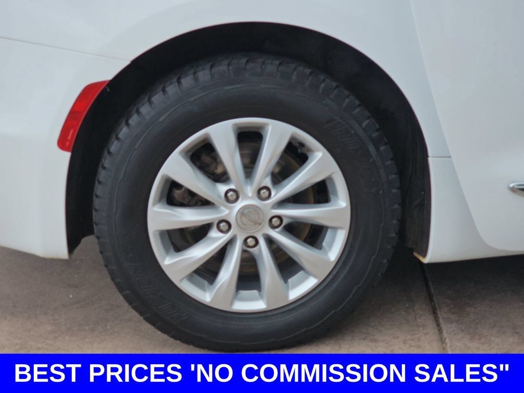 Used 2018 Chrysler Pacifica Touring-L FWD image 38