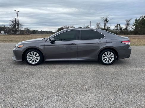 Used 2019 Toyota Camry LE image 2