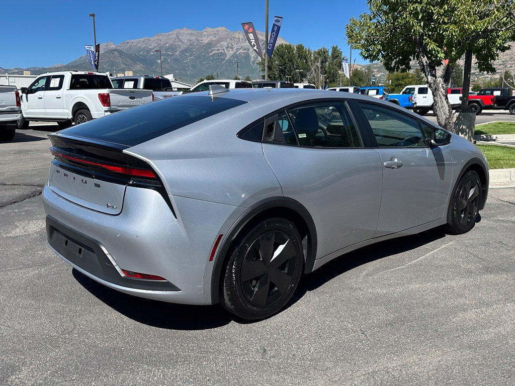 Used 2025 Toyota Prius LE FWD image 8