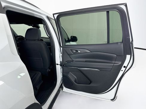 Used 2025 Chevrolet Traverse LT FWD image 32