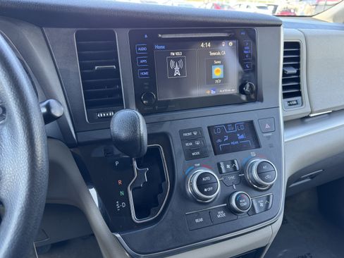 Used 2017 Toyota Sienna LE FWD image 24