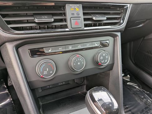 Used 2022 Volkswagen Taos SE w/ Panoramic Sunroof Package FWD image 22