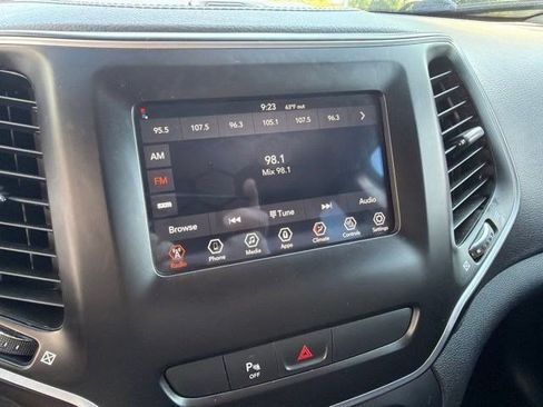 Used 2020 Jeep Cherokee Latitude Plus w/ Cold Weather Group AWD/4WD image 22