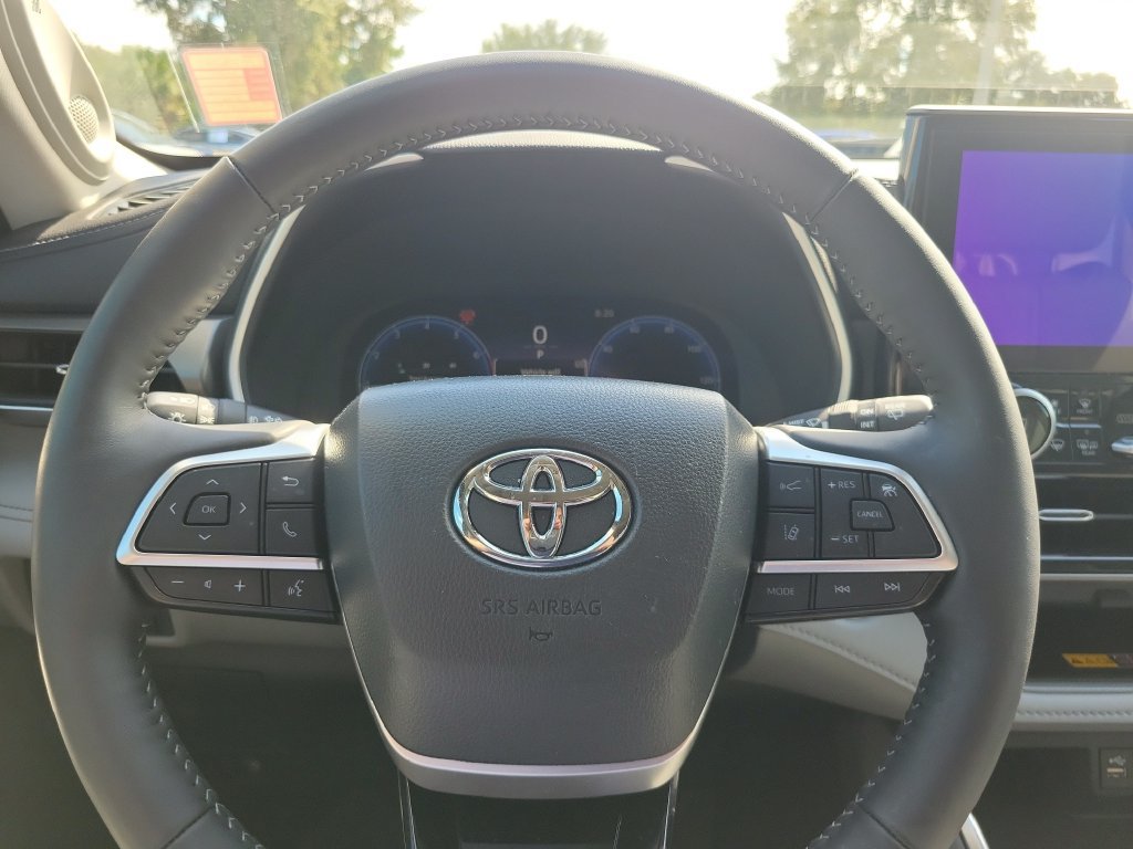 Used 2025 Toyota Highlander Limited FWD image 19