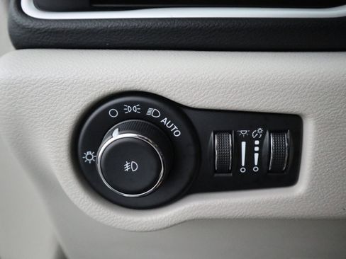 Used 2024 Chrysler Pacifica Touring-L image 29