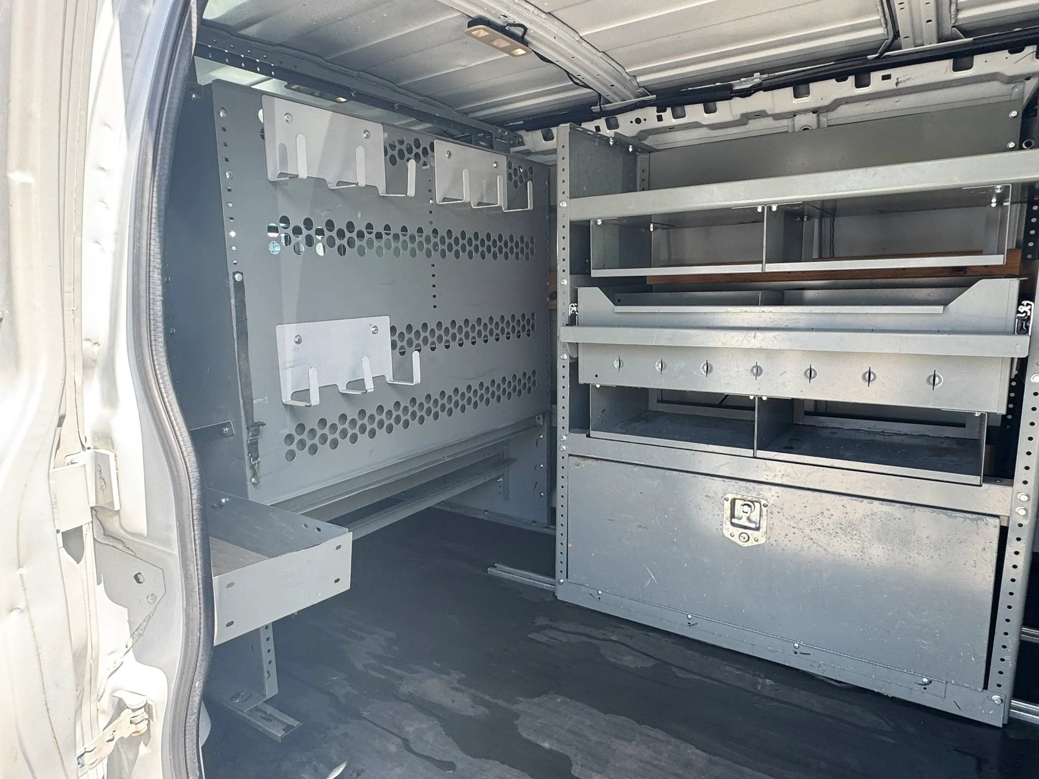 Used 2018 Chevrolet Express 2500 w/ Driver Convenience Package RWD image 13