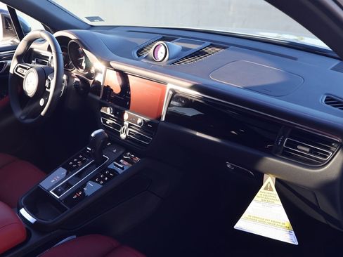 New 2026 Porsche Macan image 25