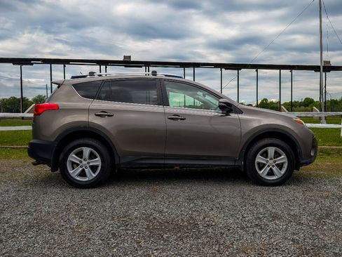 Used 2013 Toyota RAV4 XLE AWD/4WD image 4