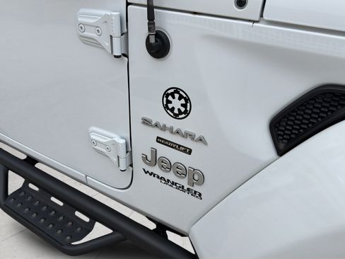 Used 2022 Jeep Wrangler Unlimited Sahara AWD/4WD image 38