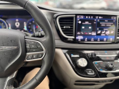 Used 2022 Chrysler Pacifica Touring-L FWD image 30