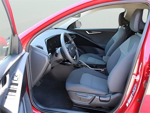 Used 2025 Kia Niro LX image 11