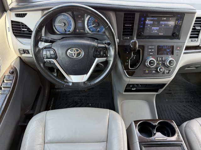 Used 2016 Toyota Sienna XLE FWD image 11