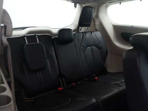 Used 2022 Chrysler Pacifica Touring-L w/ Uconnect Theater Family Group image 14