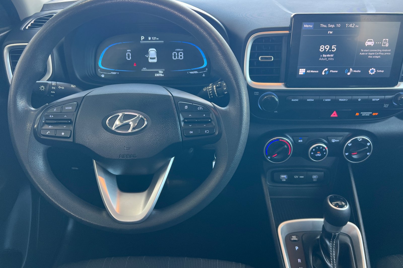 Used 2025 Hyundai Venue SE FWD image 11