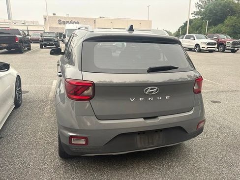 Used 2022 Hyundai Venue SEL FWD image 12