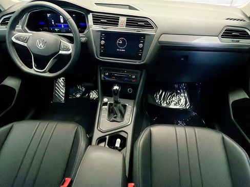 Used 2023 Volkswagen Tiguan SE w/ Panoramic Sunroof Package image 12