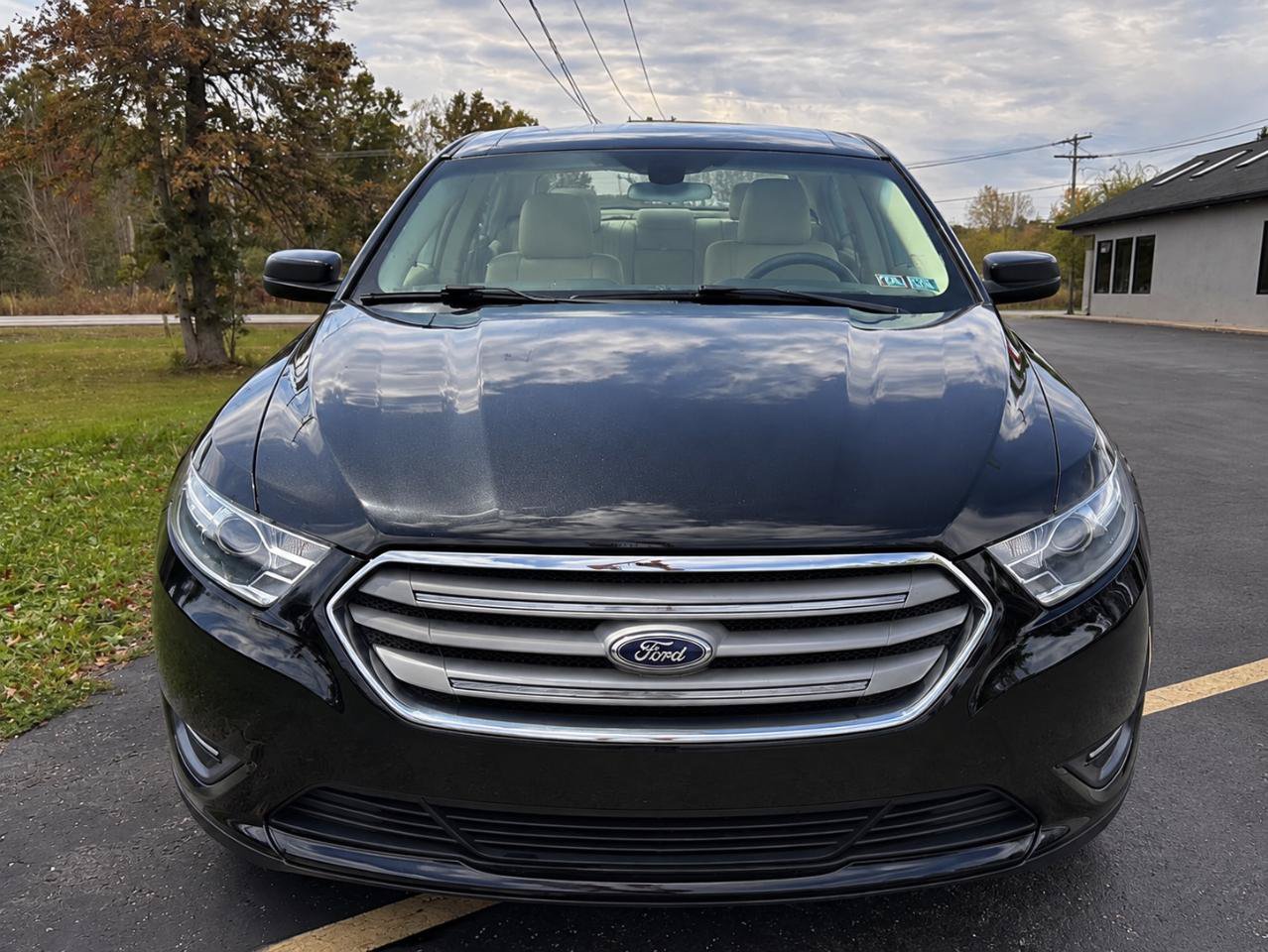 Used 2014 Ford Taurus SE FWD image 2