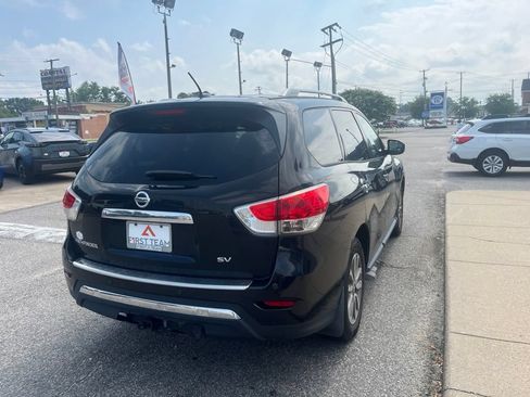 Used 2016 Nissan Pathfinder SV w/ SV Cold Weather Package FWD image 4
