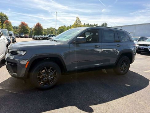 New 2027 Jeep Grand Cherokee 4WD image 4