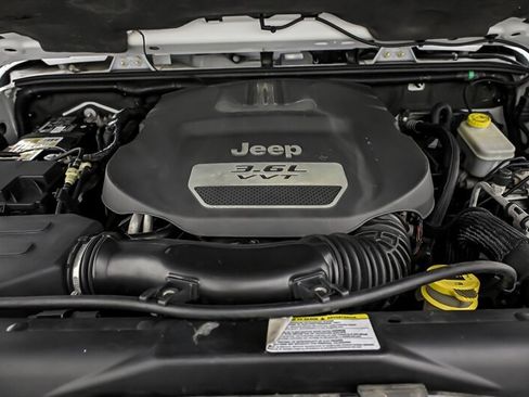 Used 2012 Jeep Wrangler Unlimited Sahara w/ Connectivity Group AWD/4WD image 12