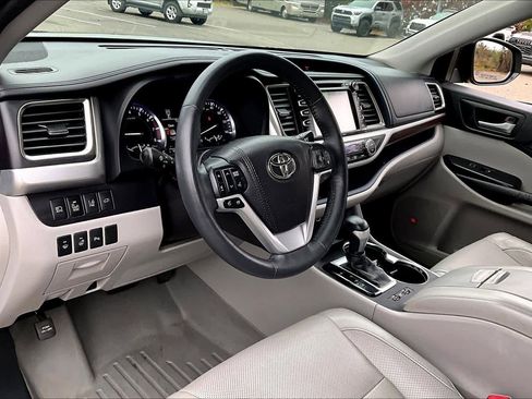 Certified 2016 Toyota Highlander Limited Platinum image 17