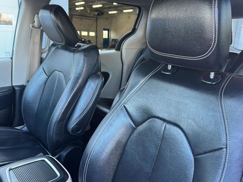 Used 2022 Chrysler Pacifica Touring-L image 18