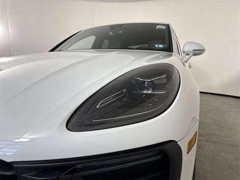Certified 2025 Porsche Macan image 11