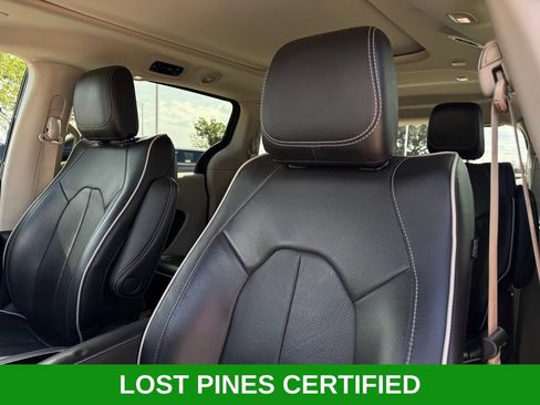 Used 2023 Chrysler Pacifica Limited FWD image 11